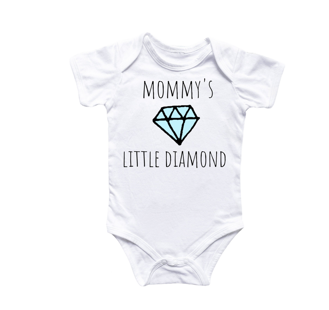 a baby bodysuit that says mommy's little diamond