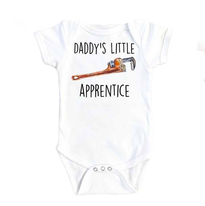 a baby bodysuit with a hammer on it says daddy's little apprent