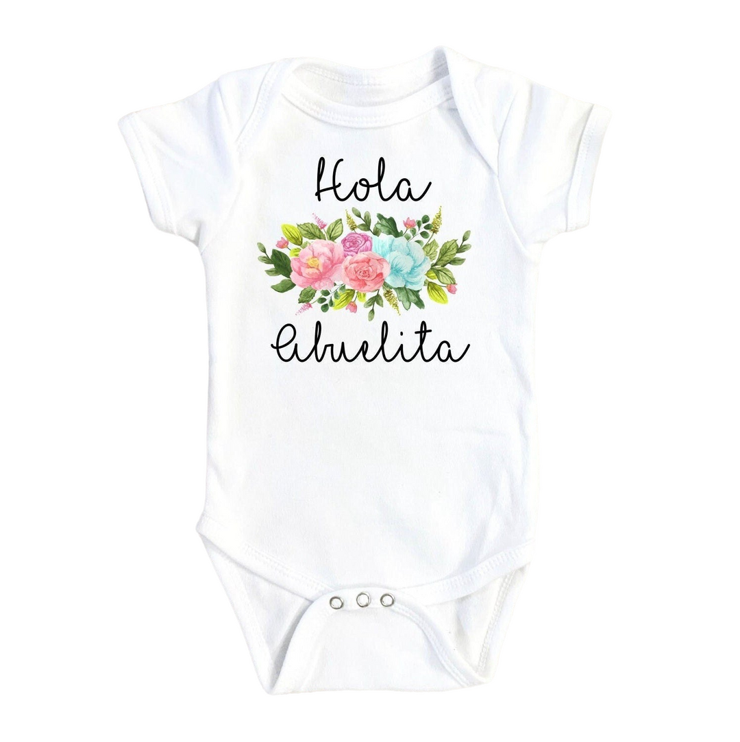 a baby bodysuit with the words hola abuella written on it