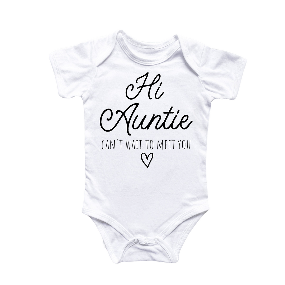 a white baby bodysuit with the words ai autte can't wait to