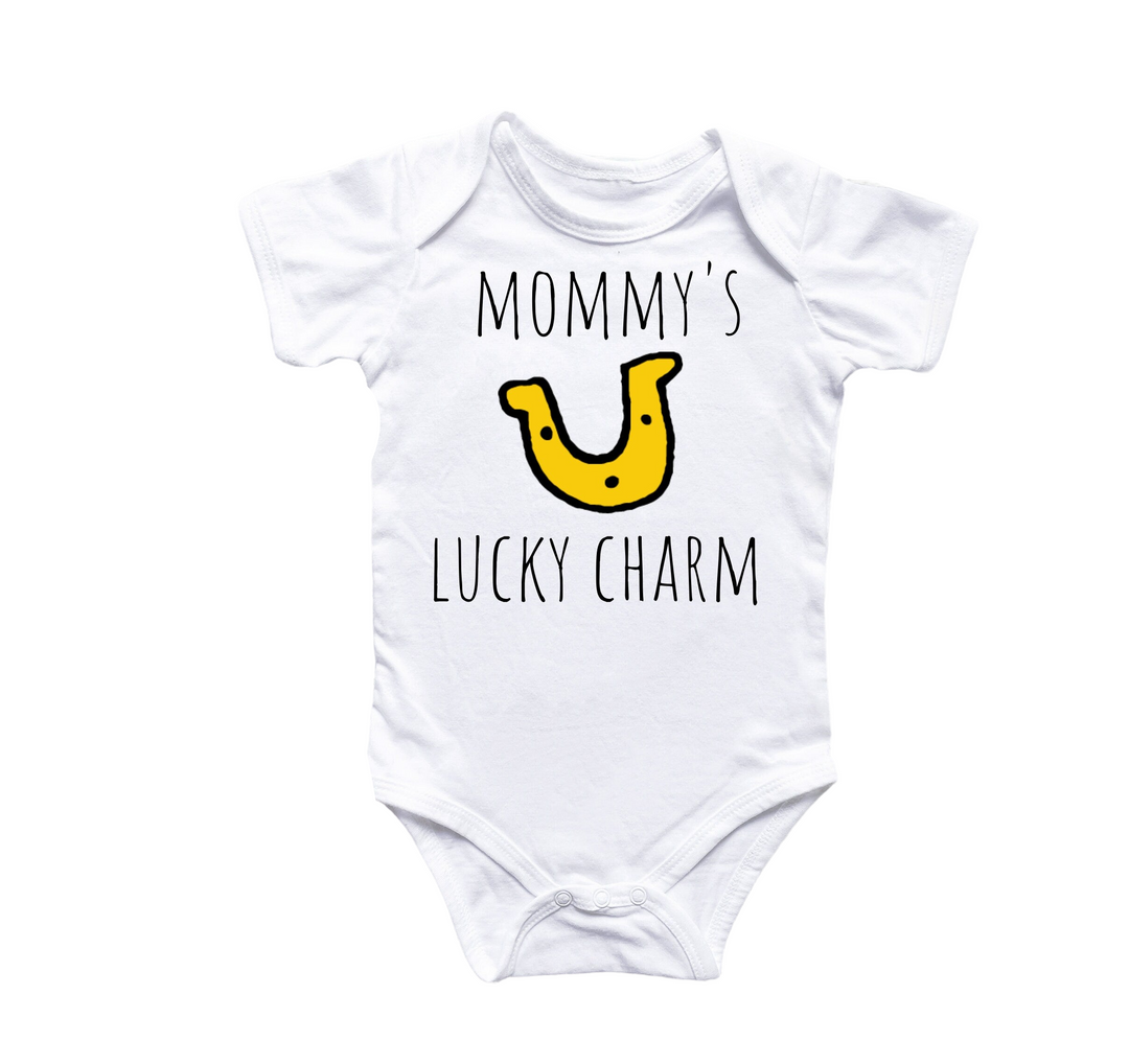 a baby bodysuit that says mommy's lucky charm