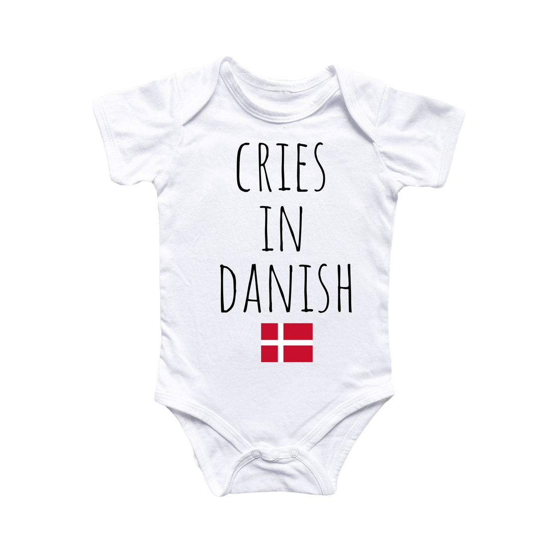 a baby bodysuit that says cries in danish