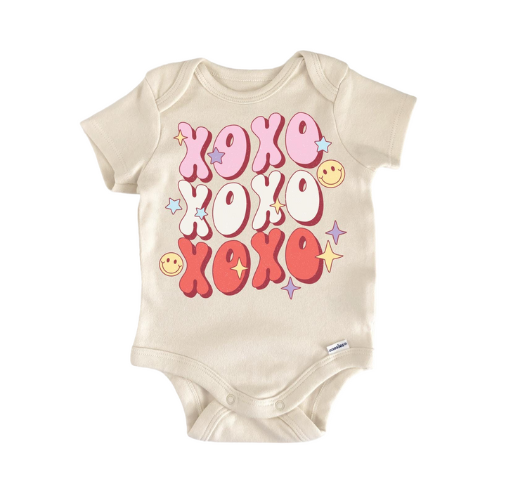 a baby bodysuit that says oxo oxo on it