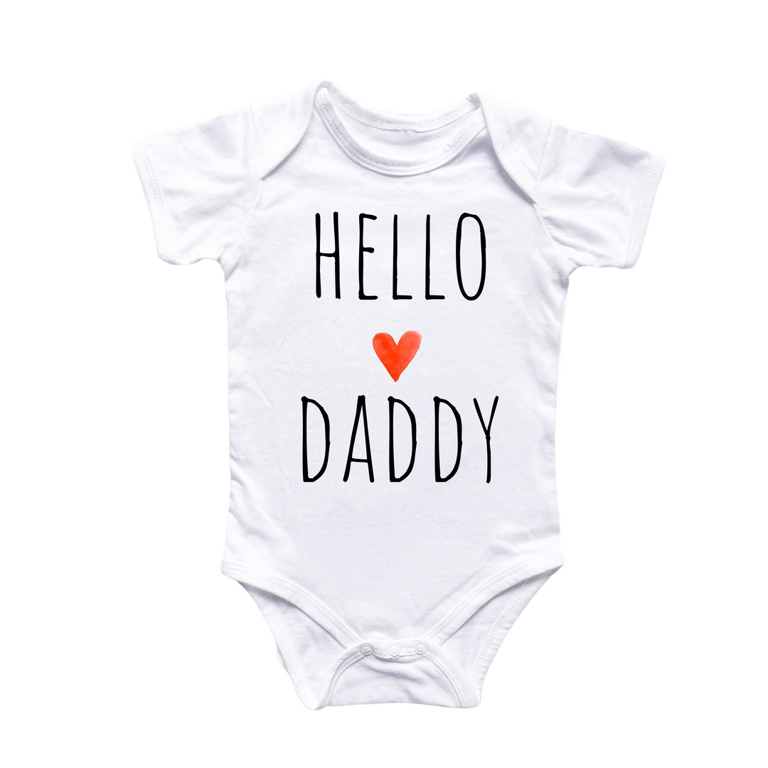 a baby bodysuit with the words hello daddy printed on it