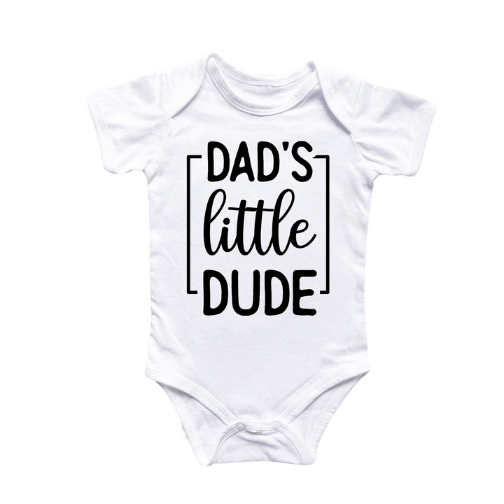 a baby bodysuit that says dad's little dude