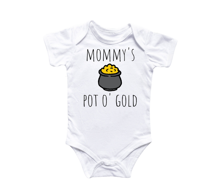 a baby bodysuit that says mommy's pot o'gold