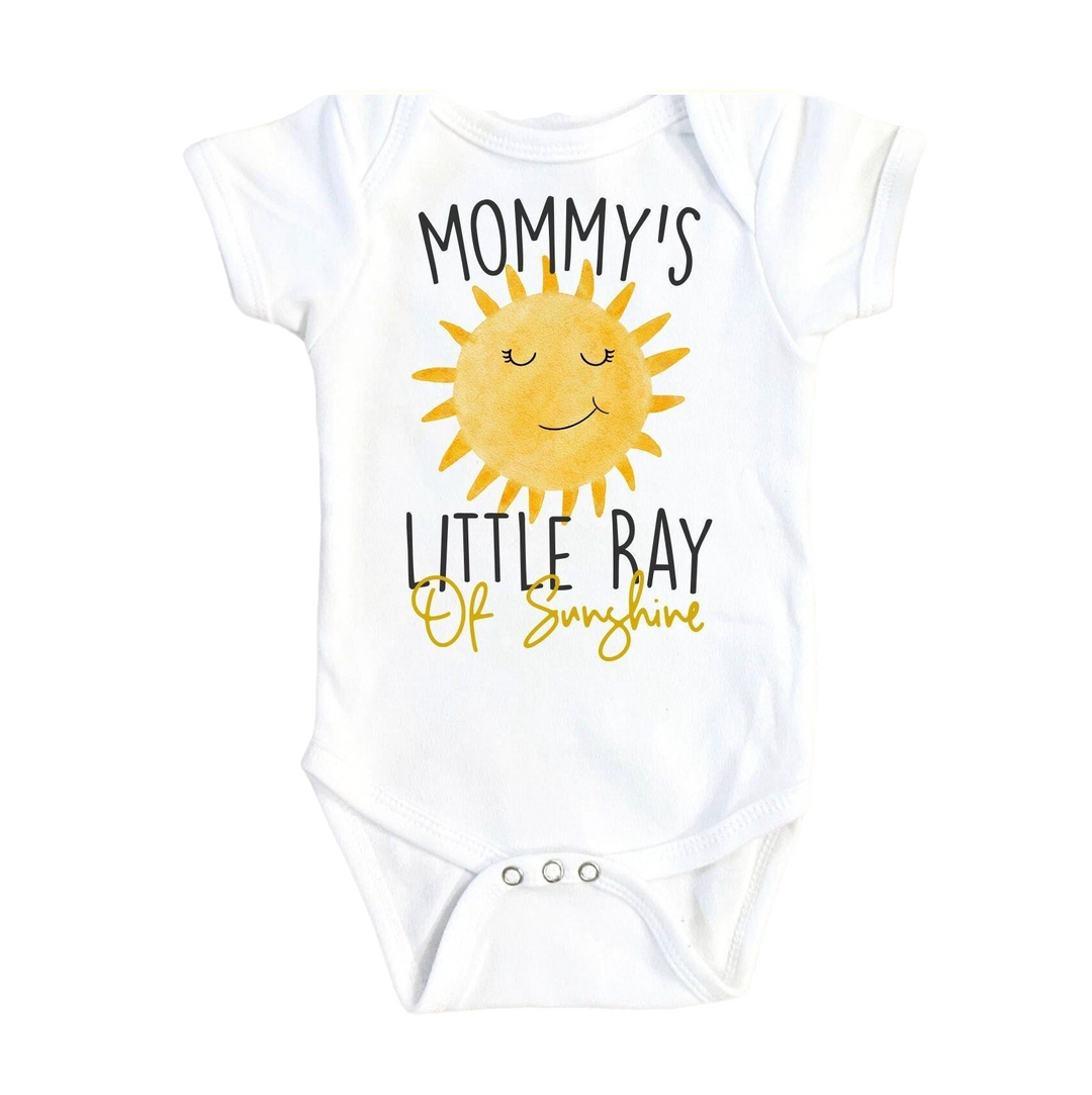 a baby bodysuit that says mommy's little ray of sunshine