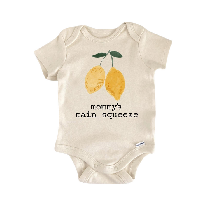 a baby bodysuit that says mommy's main squeeze