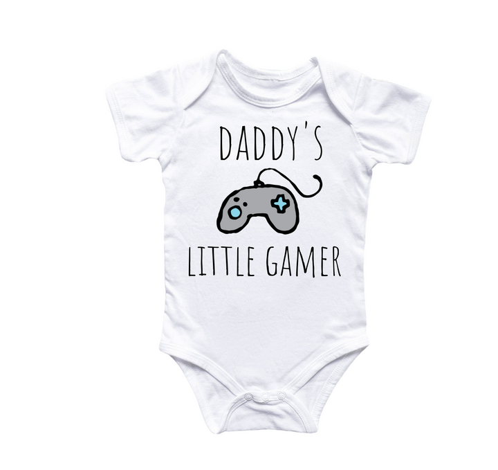 a baby bodysuit that says daddy's little gamer