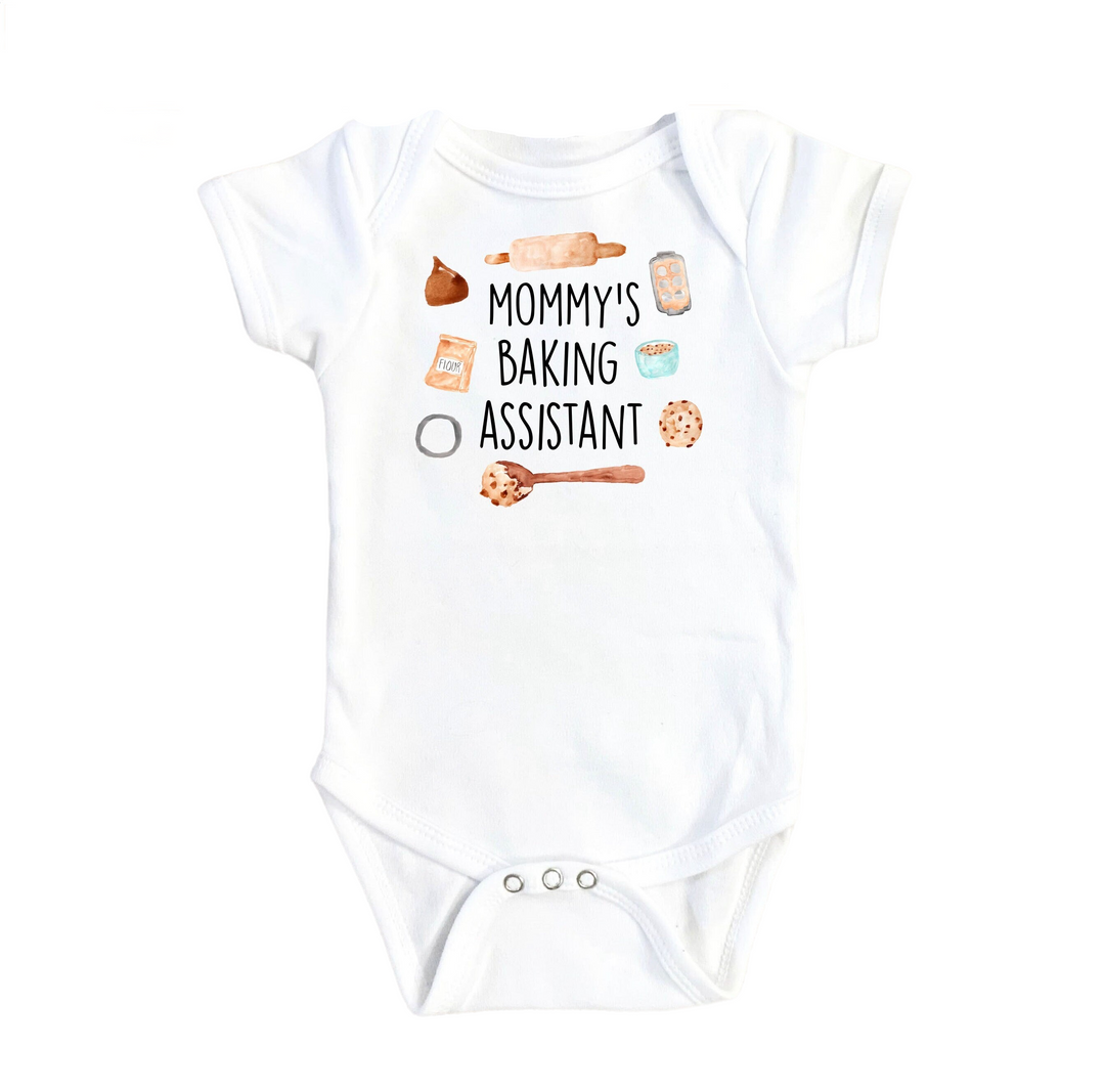 a white baby bodysuit with the words mommy's baking assistant on it