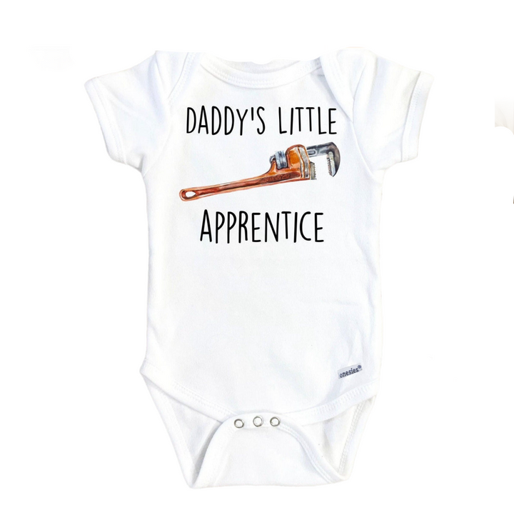 a baby bodysuit with a hammer on it says daddy's little apprent